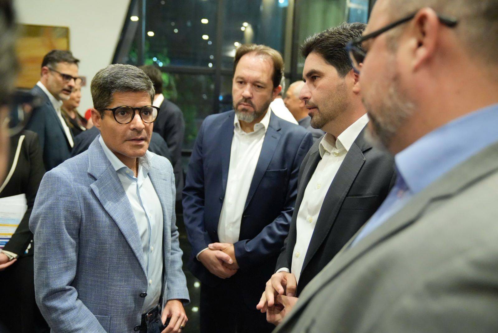 ACM Neto com direção do Instituto Áquila, durante lançamento do Melhores do Brasil